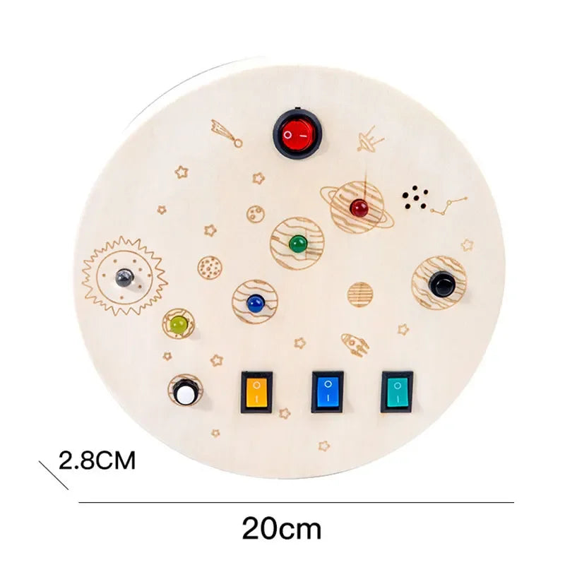 Jouet Montessori évolutif – Busy Board en bois avec lumières LED et activités sensorielles